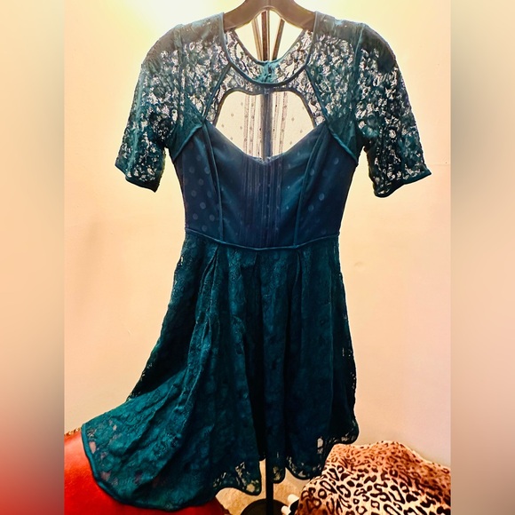 BCBGMAXAZRIA Julya Dark Teal Lace Dress, Size 0, EUC - Picture 3 of 9